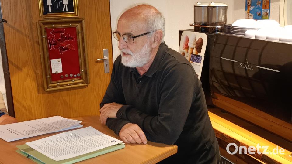 Nach 27 Jahren legte Wunibald Heinl sein Amt als Bauausschussvorsitzender des TSV Pressath nieder. Seine Mitstreiter lobten ihn für seine Umsicht in finanziellen Dingen, wodurch er dem Verein viel Geld eingespart habe. Bild: bjp