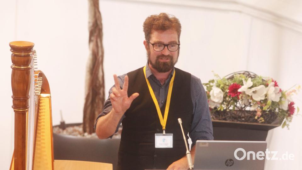 Stellvertretender Bezirksheimatpfleger Florian Schwemin stellt in seinem Vortrag den Zwiefachen als immaterielles Kulturerbe vor. Bild: Hirsch