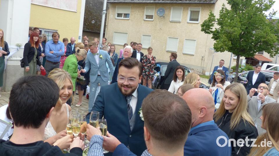 Mit den Kollegen des Bräutigams auf das neue Glück anstoßen Bild: hme