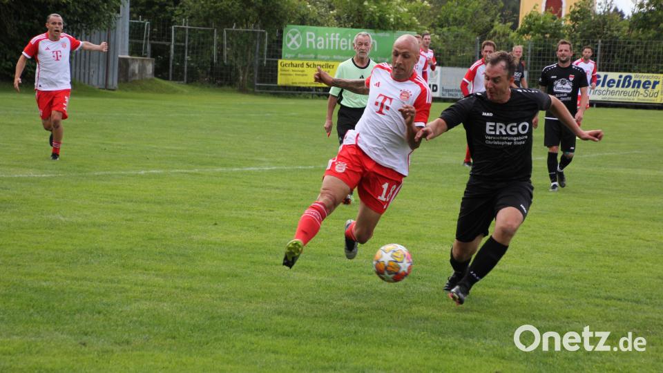 Um jeden Ball wurde im Finale gefightet. Der FC Bayern (weiße Trikots) tat sich schwer gegen die Unterfranken. Bild: kro