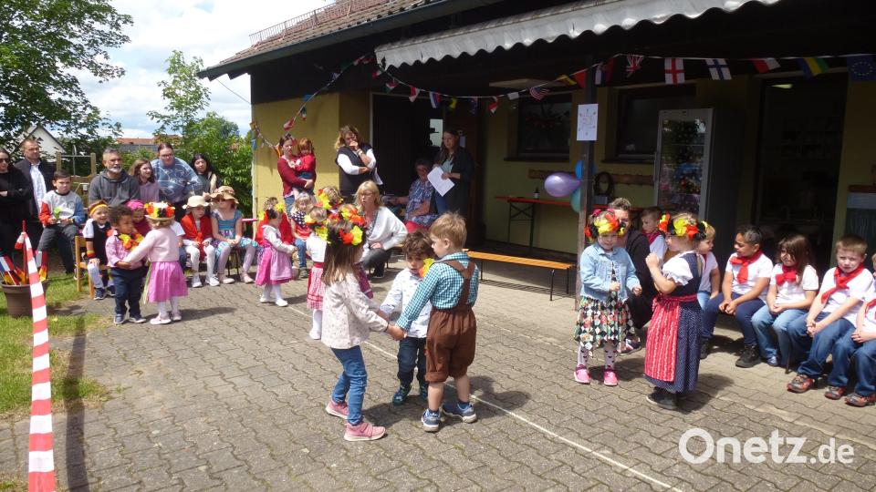 Die wunderschön kostümierten Tanzpaare waren das Sahnehäubchen beim Sommerfest Bild: bk