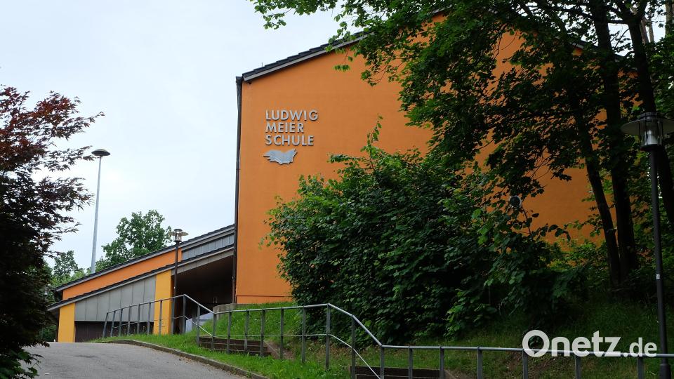 Die Schule Etzenricht im Jahr 2024. Das Gebäude hat sich schon mehrfach verwandelt Bild: wlr