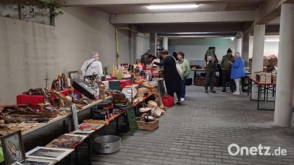 Der Flohmarkt im BRK-Seniorenzentrum „Haus Falkenstein“ bot den Besuchern eine große Auswahl. Bild: BRK-Seniorenzentrum Kemnath/exb