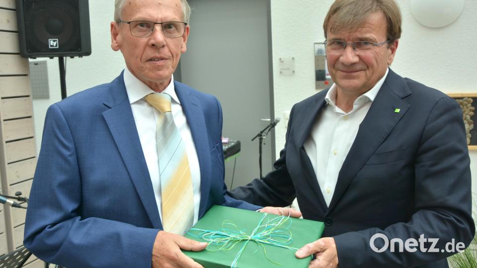 KJF-Direktor Michael Eibl (rechts) verabschiedet den früheren Einrichtungsleiter Dr. Karl Kick. Bild: jr