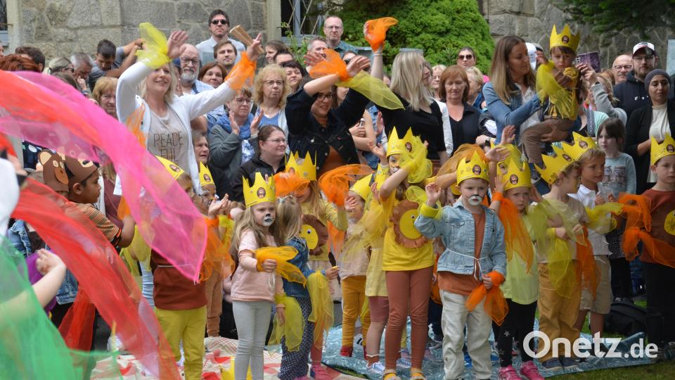 Die Zuschauer erleben eine bunte Reise durch den Zoo &quot;Blagrürogelorgli&quot; und klatschen viel Beifall für diese sehenswerte Vorstellung. Bild: dob