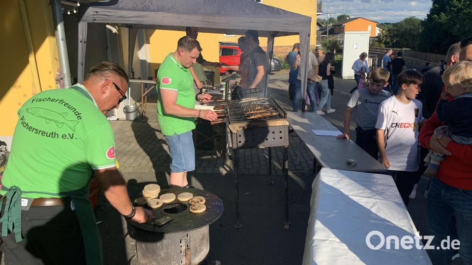 Alle Hände voll zu tun hatten die Grillmeister der Fischerfreunde aus Püchersreuth. Bild: tok