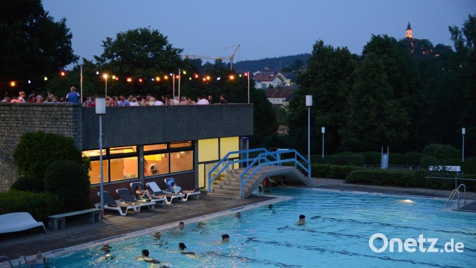 Flutlichtschwimmen unter freiem Himmel in den Abendstunden ist beliebt. Nun gibt es eine Neuauflage. Archivbild: bey