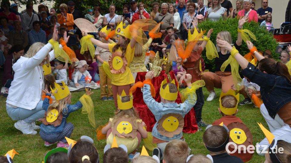 Die Bären sind lustig und ganz schön beweglich beim Löwentanz. Bild: dob