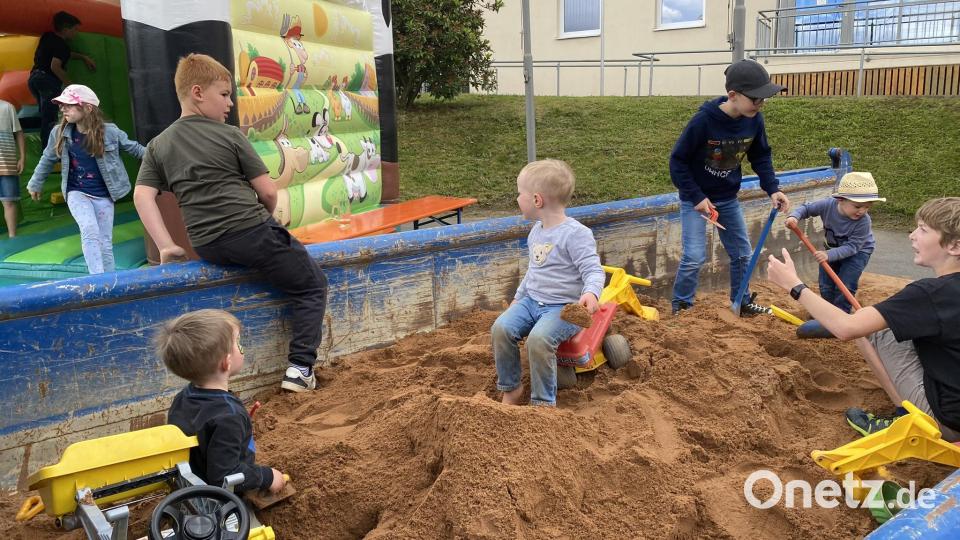 Im Sandkasten auf dem Kirchplatz baggern die Kleinen nach Herzenslust. Bild: dob