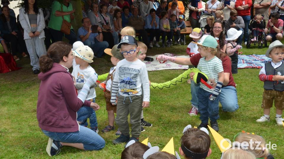Die Krippenkinder zeigen eine lange Schlange und haben viel Spaß. Bild: dob