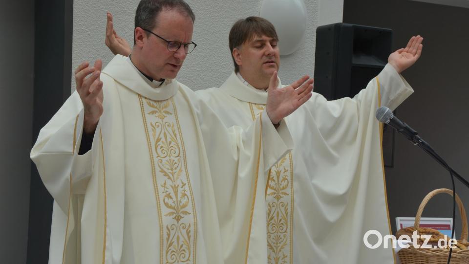 Domkapitular Michael Dreßel (links) und Stadtpfarrer Oliver Pollinger zelebrierten des Festgottesdienst in der Werkstätte. Bild: jr