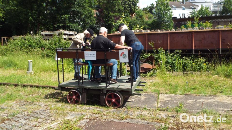Handbetrieb war gefragt beim Bedienen der Draisine. Bild: Högl