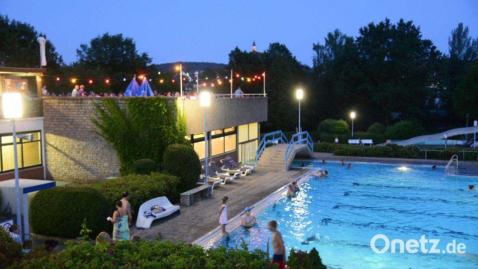 Schwimmen oder genießen auf der Terrasse, am besten beides nacheinander: Beim Flutlichtschwimmen ist dies möglich. Archivbild: bey