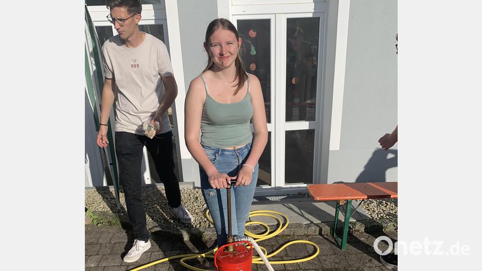 Die Kinder durften Dosenspritzen beim Feuerwehrhaus. Bild: tok