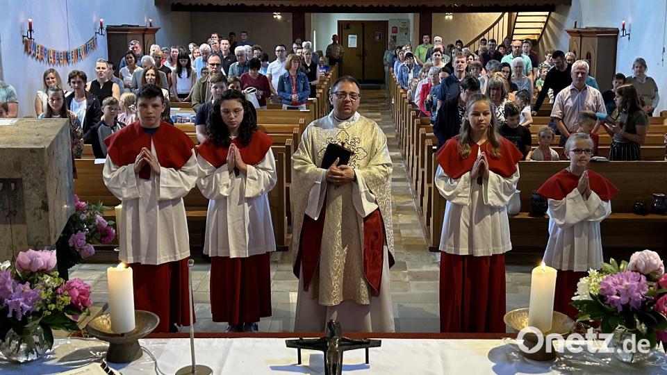 Sehr gut besucht war der Familien-Gottesdienst am Vormittag in der Herz-Jesu-Pfarrkirche. Pfarrer Markus Bruckner freute sich über das große Engagement aller Beteiligten. Das anschließende Pfarrfest wurde dankbar von der Bevölkerung angenommen. Bild: Roman Melzner/exb