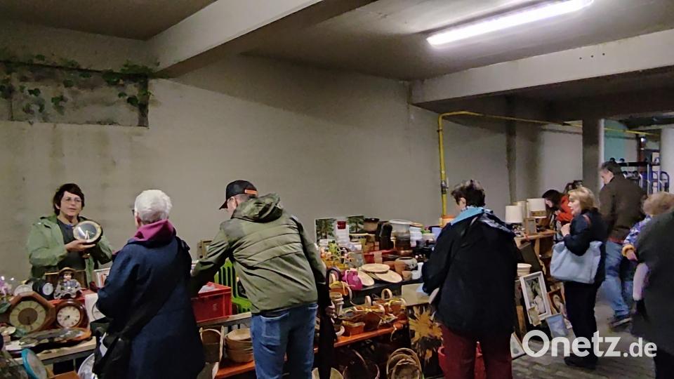 Der Flohmarkt im BRK-Seniorenzentrum „Haus Falkenstein“ bot den Besuchern eine große Auswahl. Bild: BRK-Seniorenzentrum Kemnath/exb