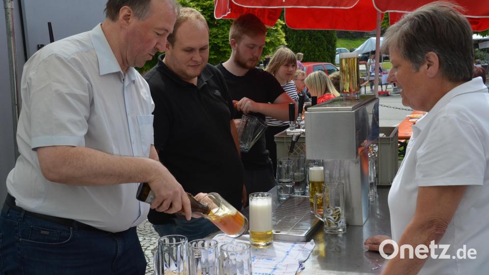 Pfarrvikar Ronald Liesaus (links) ist beim Ausschank eine feste Stütze der Bedienungen. Bild: dob