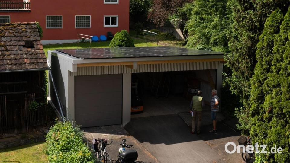 Auf der Garage ist nun eine PV-Anlage angebracht. Bild: Franziska Farr