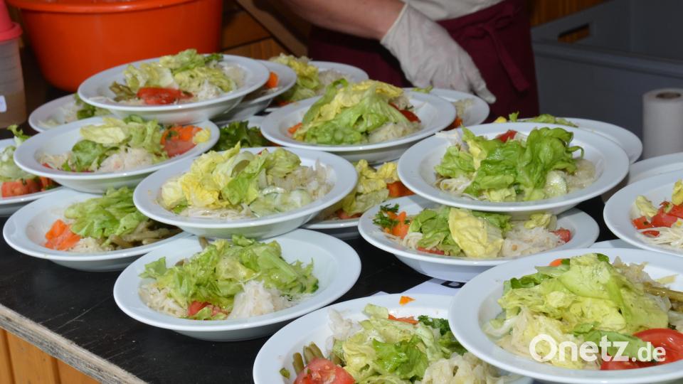 Frische Salatteller warten zum Mittagessen auf die Abnehmer. Bild: dob