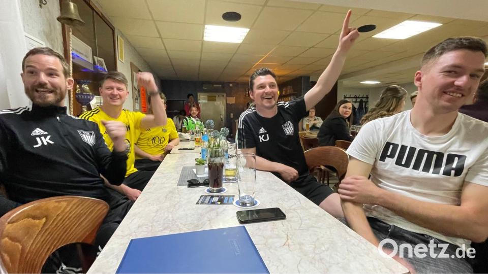 Mitglieder des FC Freihung freuen sich über ein gutes Ergebnis auf der Kegelbahn Bild: Krones