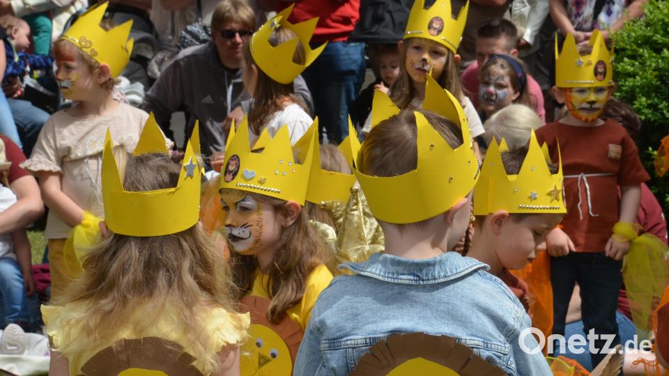 Die Löwen sind herrlich anzuschauen, beim Löwentanz fahren sie ihre Krallen aus. Bild: dob