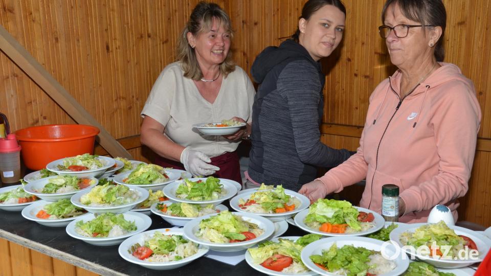 Die Oberlinder Frauen sind traditionell beim Pfarrfest für das bunte Salatbüffet zuständig. Bild: dob
