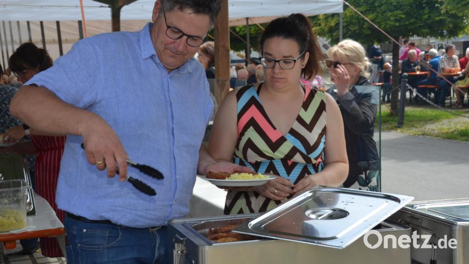 Schnitzel mit Kartoffelsalat gibt es bei Reinhard Kick und Ann-Katrin Eiber. Bild: dob