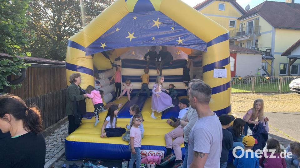 Die Hüpfburg war ein begehrter Platz für junge Familien und ihren Kindern. Bild: tok