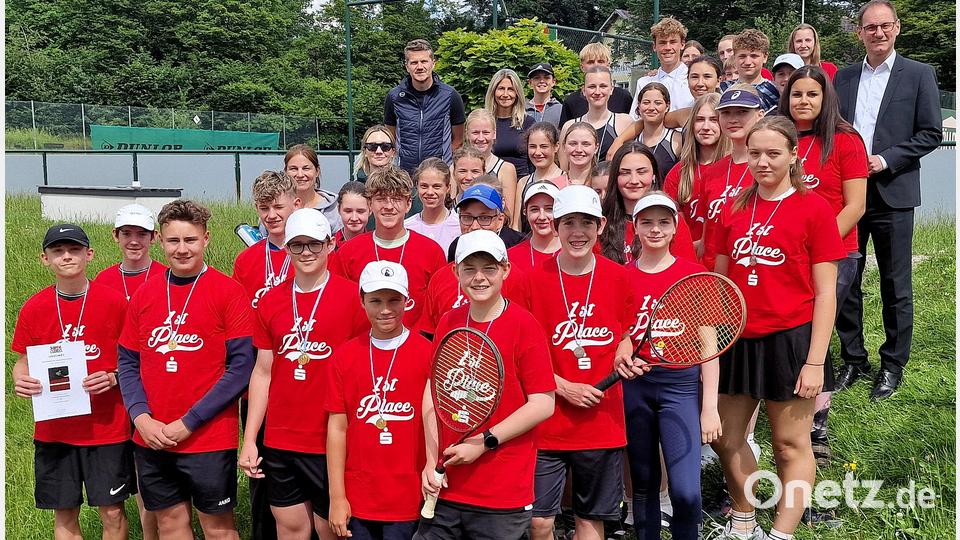 Die Erst- und Zweiplatzierten des Bezirksfinale Tennis der Schulen nehmen rote Sieger-T-Shirts mit nach Hause. Bild: R. Kreuzer