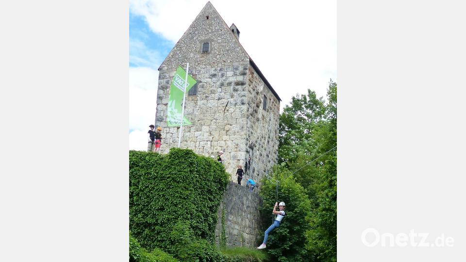 Die Alpenvereinsjugend hatte wieder eine Seilrutsche von der Burgmauer in den Burggraben gebaut, die großen Anklang fand. Bild: jp