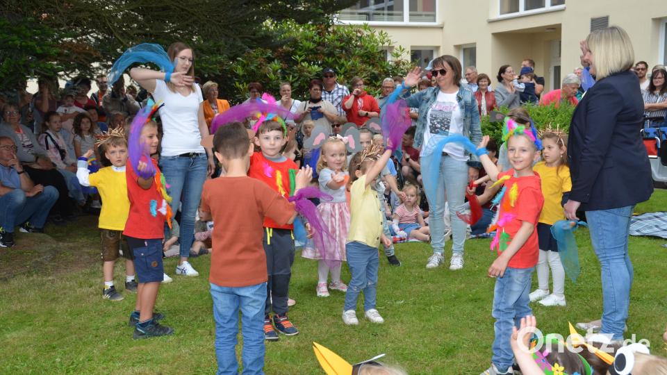 &quot;So lustig ist&#039;s im Zoo&quot;, finden die Kinder der blauen Gruppe und stimmen alle Besucher auf den großen Eintritt ein. Bild: dob