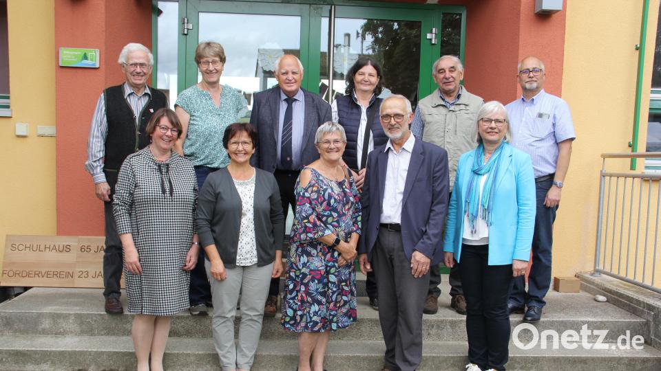 Die Gründungsmitglieder des Fördervereins halten seit 2001 dem Verein die Treue und freuen sich über das Treffen beim Jubiläumsfest. Im Bild (vorne von links) Gabriele Ebnet, Erika Süß in Vertretung ihres Ehemanns Siegmund, Marianne Malzer, Joseph Salomon, Ortrud Sperl, (hinten von links) Werner Schuler, Lisa Praß, Reinhold Malzer, Christa Gresser, Josef Gresser und Gerald Bosiok. Bild: Josef Böhm