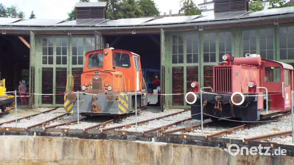 Der Lokschuppen der Amberger Kaolinbahn mit den drei Kleinloks. Bild: Högl