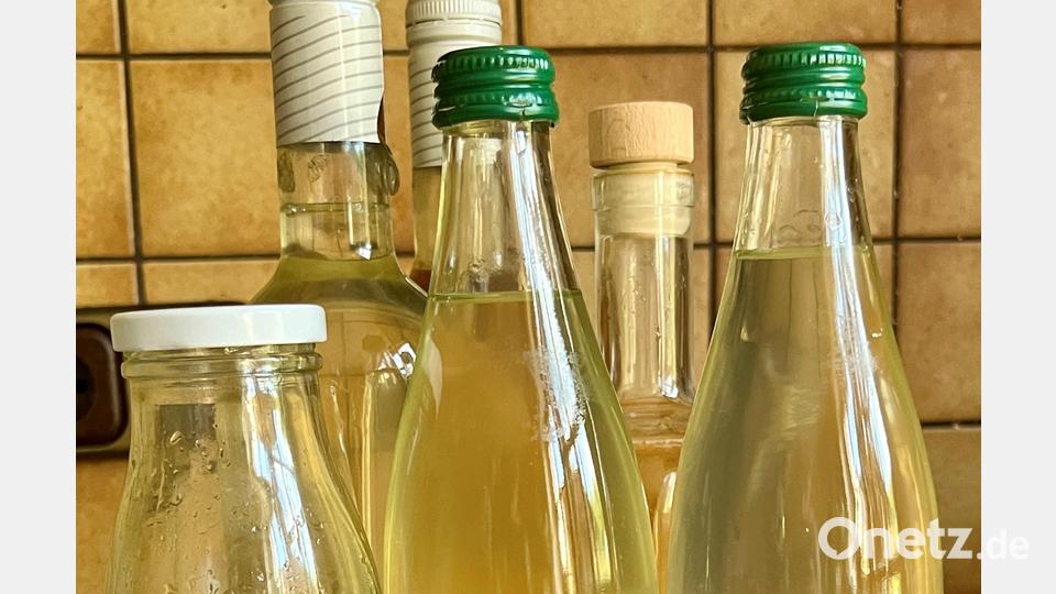 Den fertigen Sirup in Flaschen abfüllen. Bild: ils
