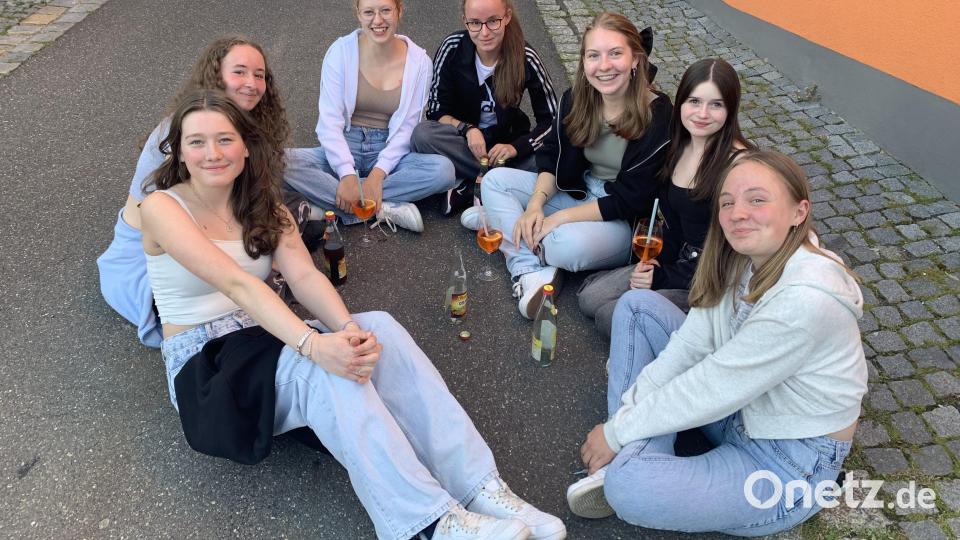Die jungen Gäste machten sich einfach auf der Straße gemütlich, wenn die Plätze auf den Bierbänken rar wurden. Bild: tok