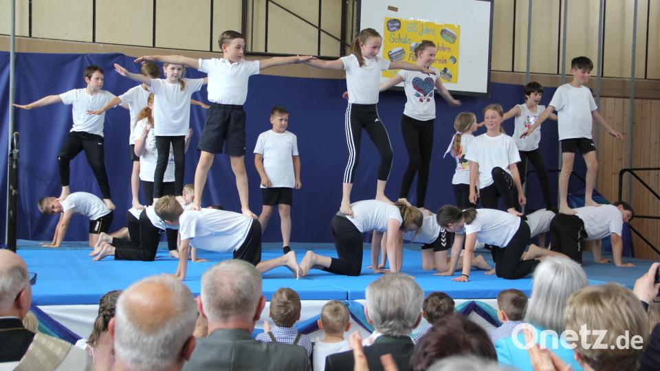 Konzentration ist gefragt bei den akrobatischen Vorführungen der Klassen 3 und 4 zwischen den Ansprachen. Die Kinder sind mit Begeisterung bei der Sache und die Gäste belohnen die Leistungen mit viel Beifall. Bild: Josef Böhm