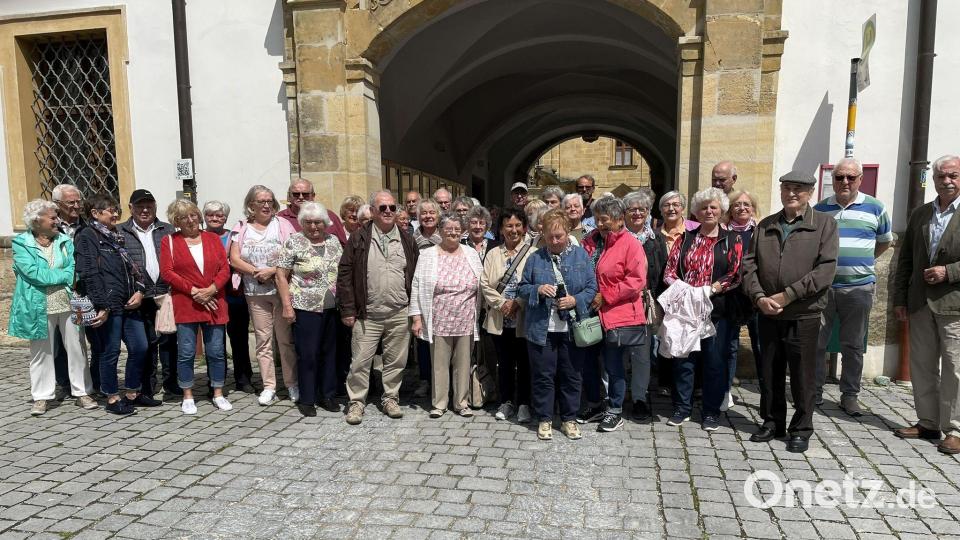 Die Teilnehmer des Seniorenausflugs gruppierten sich auch zu einem Erinnerungsbild. Bild: Klaus Peter Rohrer/exb