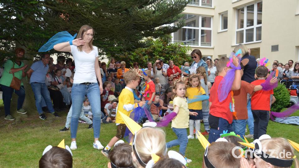 Mit ihren bunten Tüchern sind die Kinder schön anzuschauen. Bild: dob