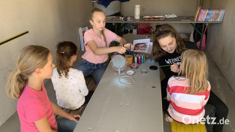 Konzentriert schminkten Theresa und Annika viele Kinder. Bild: tok