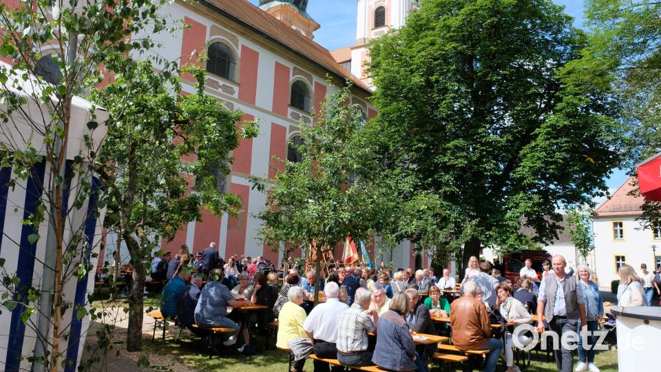 Unter dem Motto &quot;Feier Taufe&quot; wurde das Speinsharter Feuerwehrfest im Großen Klosterhof im Schatten der Zwillingstürme der Klosterkirche zu einem fröhlich-heiteren Festtag. Bild: do