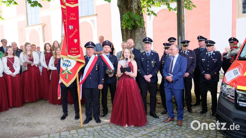 &quot;Teresa&quot; heißt das neue Mehrzweckfahrzeug der Speinsharter Wehr. Nach der kirchlichen Segnung durch Pfarrer Adrian Kugler nahm Fahrzeugbraut Teresa Schraml (Bildmitte) die Taufe vor. Bild: do