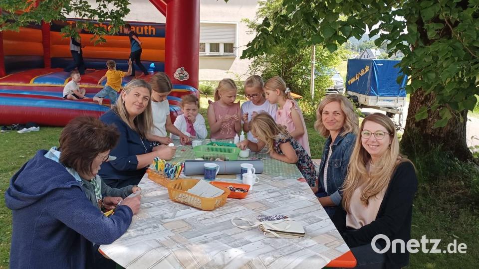 Auch der Kindergarten brachte sich beim Familien-Nachmittag mit in das Pfarrfest ein. Im kühlen Schatten stieß ihre Bastelecke direkt neben der großen Hüpfburg des Kreisjugendrings auf großes Interesse. Bild: Roman Melzner/exb