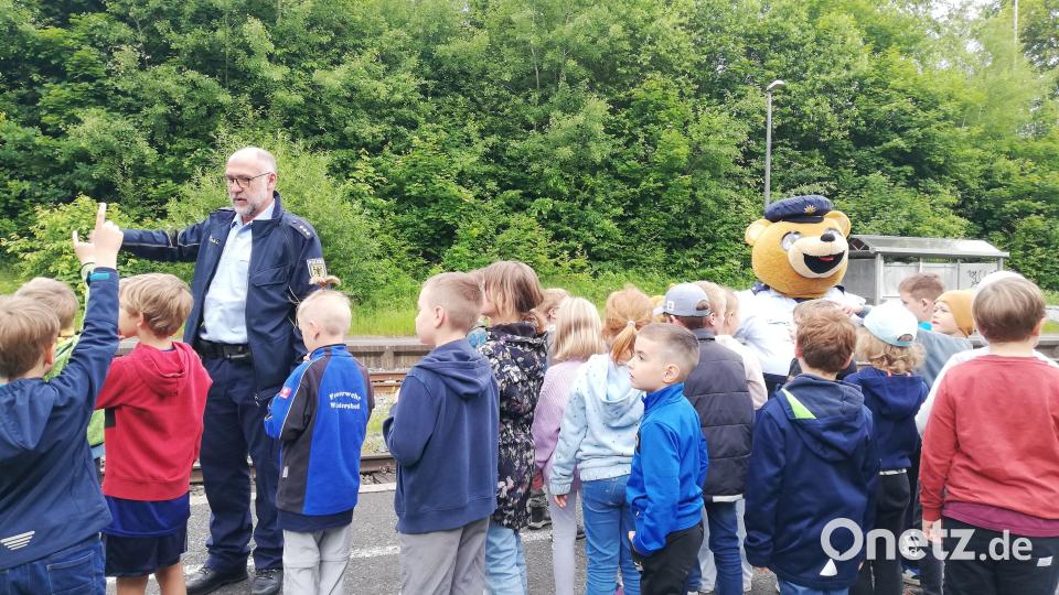 Polizeihauptkommissar Josef Prill leitete das Bahnsicherheitstraining für die Waldershofer Schüler. Bild: Natalie Seele/exb