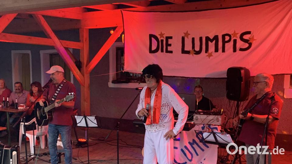 Der Auftritt von &quot;Elvis&quot; im Hof des Gasthauses Mois bei den Wurzer Hogerern. Bild: tok