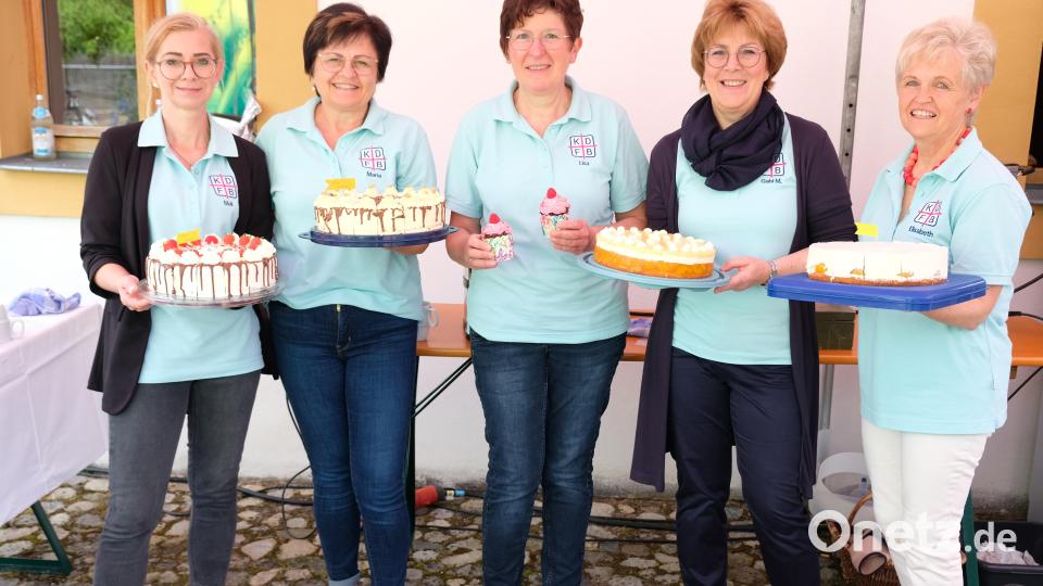 Eifrig haben Hausfrauen für das Torten- und Kuchenbüfett gebacken. Bild: do