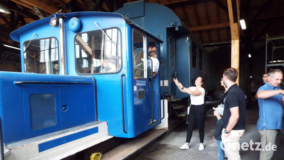 Sich einmal wie ein Lokomotivführer fühlen, noch dazu auf einem blauen Oldtimer: Das Drehscheibenfest macht&#039;s möglich. Bild: Högl
