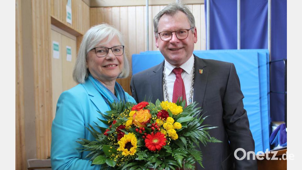 Bürgermeister Martin Prey dankt Rektorin Ortrud Sperl für 25jährige Lehrtätigkeit und ihre Arbeit als Schulleiterin an der Grundschule Niedermurach. Bild: Josef Böhm