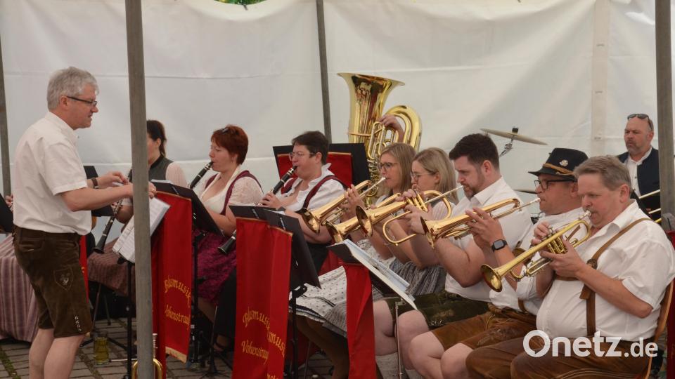 Die Vohenstraußer Blasmusik unter Leitung von Johannes Gruber spielt zünftig auf dem Kirchplatz auf. Bild: dob