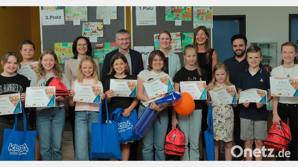 Siegerehrung beim Plakatmalwettbewerb für das Amberger Kinderfest 2024, mit den Preisträgern und Sponsoren. Bild: Wolfgang Steinbacher