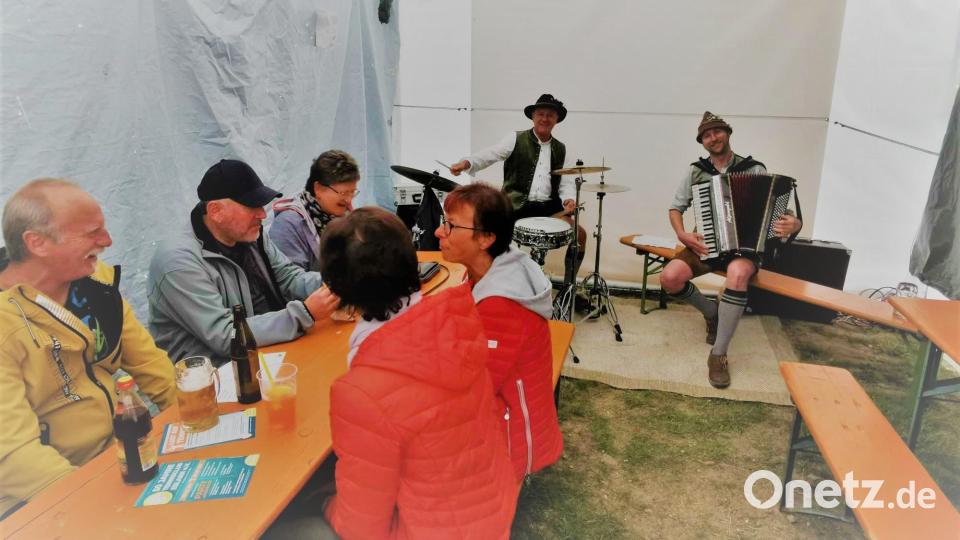 Die Gäste unterhielt das Duo &quot;Die Schellis&quot;, Fabian Wild und Josef Karl (von rechts). Bild: gz